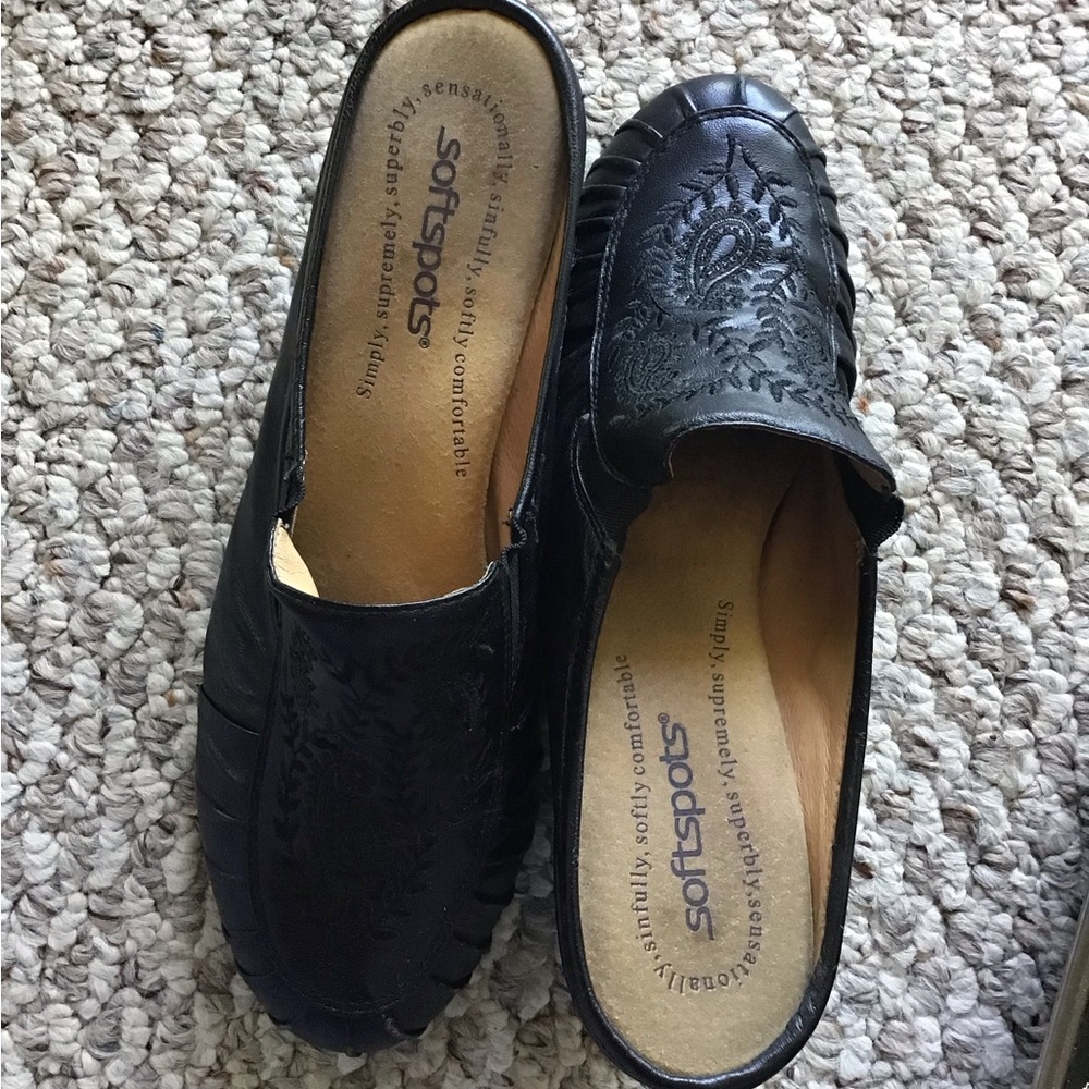 Softspot black Size 9 slip-on clog like shoe